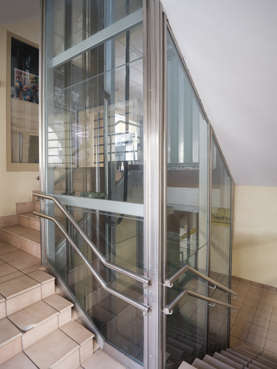 Trabajo de modernización e instalación de Eguzkimendi en fachada con escalera antigua.